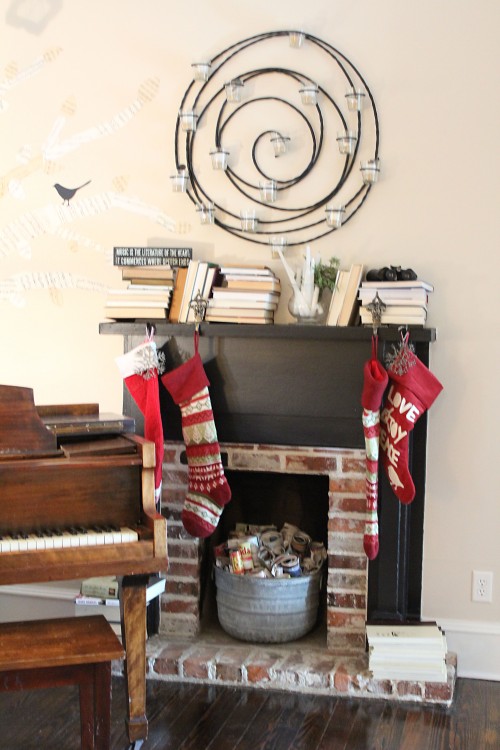 Christmas Cottage l music room mantel