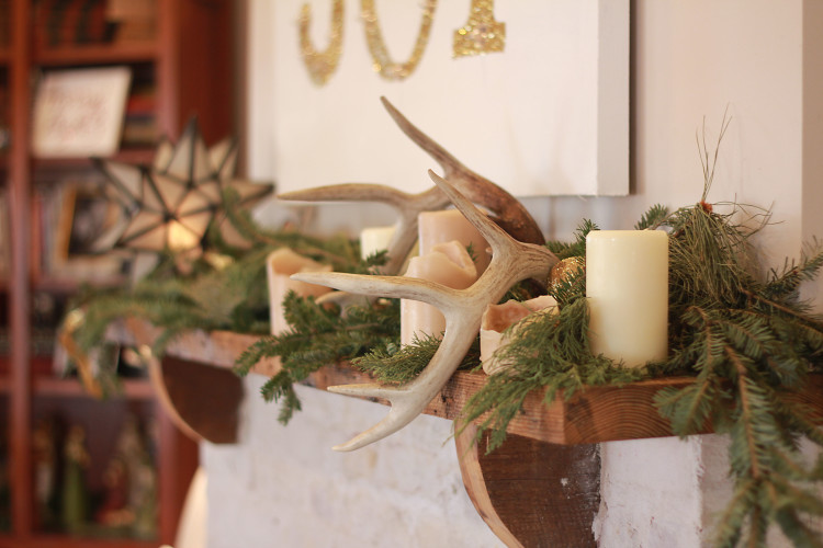 Christmas Cottage l mantel with antlers and garland